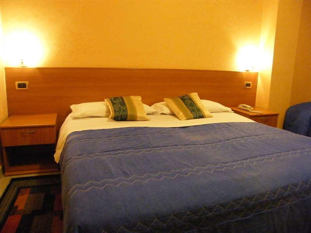 Hotel Residence Memmina فروزينوني الغرفة الصورة
