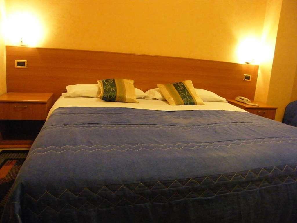 Hotel Residence Memmina فروزينوني الغرفة الصورة